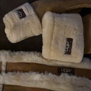 UGG GLOVES AND SCARF. SIZE LARGE